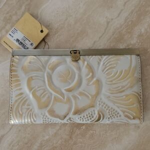 NWT PATRICIA NASH WHITE AND GOLD CAUCHY WALLET